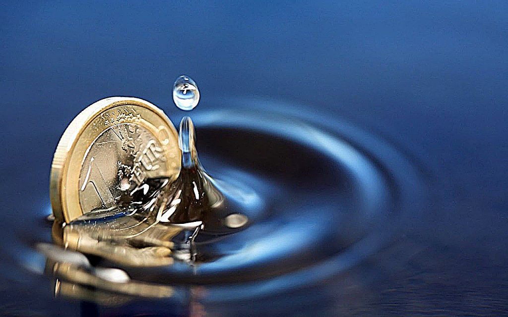 Фото на банке с водой